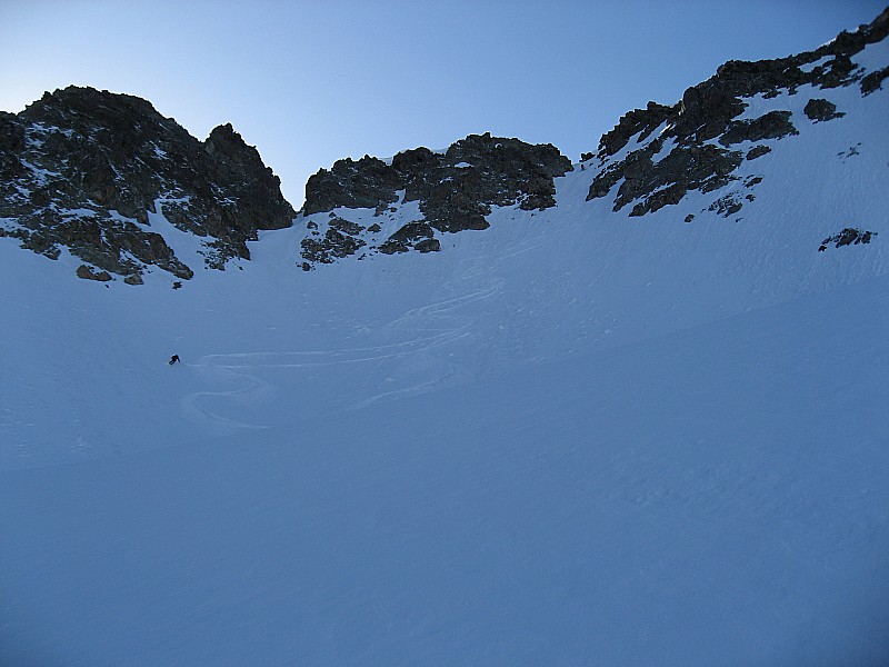 #3 Col coté 2685m : Descente dans une neige dure au début du couloir puis poudreuse ensuite sur 10cm Col coté 2685m : Descente dans une neige dure au début du couloir puis poudreuse ensuite sur 10cm
