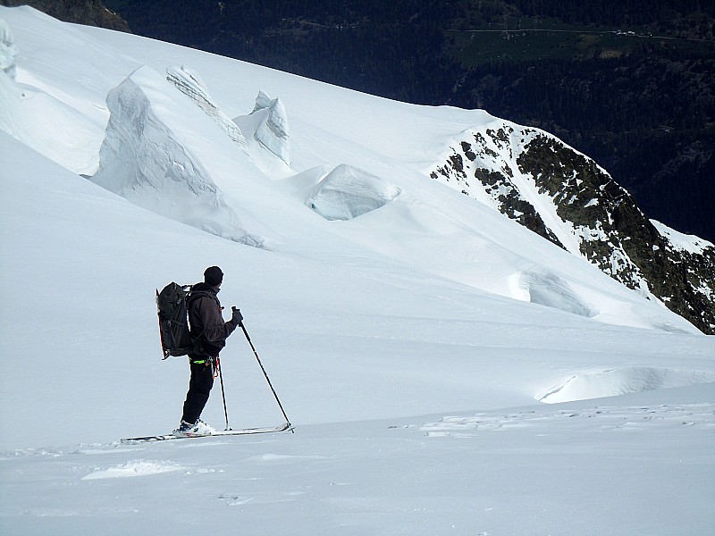 #8 séracs : Des blocs tombés du haut et emmitouflés dans la neige de l séracs : Des blocs tombés du haut et emmitouflés dans la neige de l'hiver.