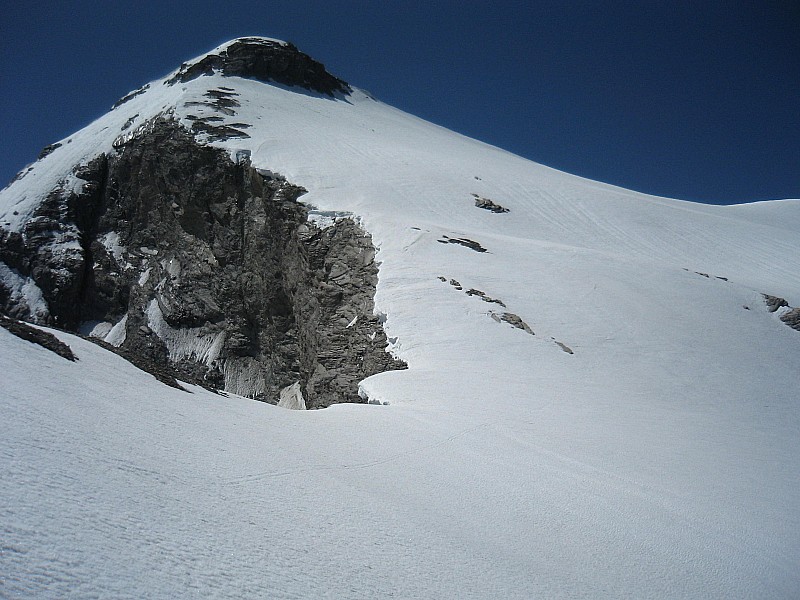 #3 Haut de la descente : traversée Est/Ouest sous le sommet: pas raide mais domine des barres Haut de la descente : traversée Est/Ouest sous le sommet: pas raide mais domine des barres