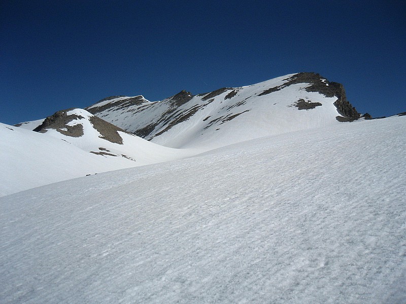 #2 Arête Sud déplumée : plan B préférable en descendant un peu, puis droit vers le N, parallèlement à l Arête Sud déplumée : plan B préférable en descendant un peu, puis droit vers le N, parallèlement à l'arête en direction de la Croix du Paris /Saigon et retour Est vers sommet.