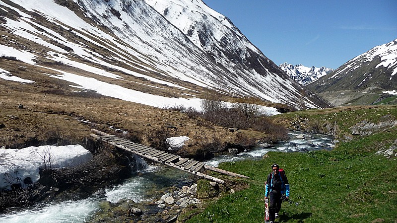 #10 Retour en bas : Retour en bas, le sympathique petit pont & la verdure estivale est au rendez-vous. Retour en bas : Retour en bas, le sympathique petit pont & la verdure estivale est au rendez-vous.