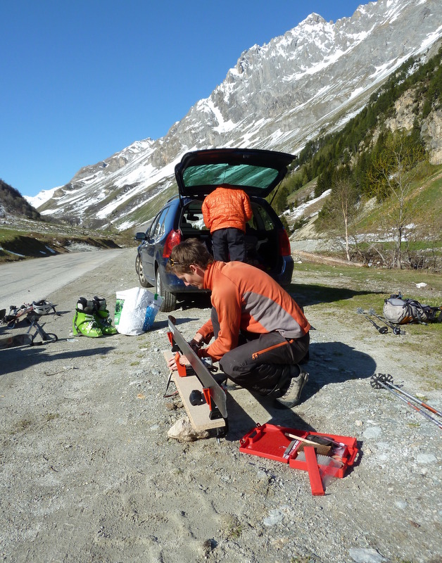 #6 Atelier affûtage : Toz ne se sépare jamais de son préparateur technique au boulot ici avant la course, si vous voulez, il vous le prête! Atelier affûtage : Toz ne se sépare jamais de son préparateur technique au boulot ici avant la course, si vous voulez, il vous le prête!