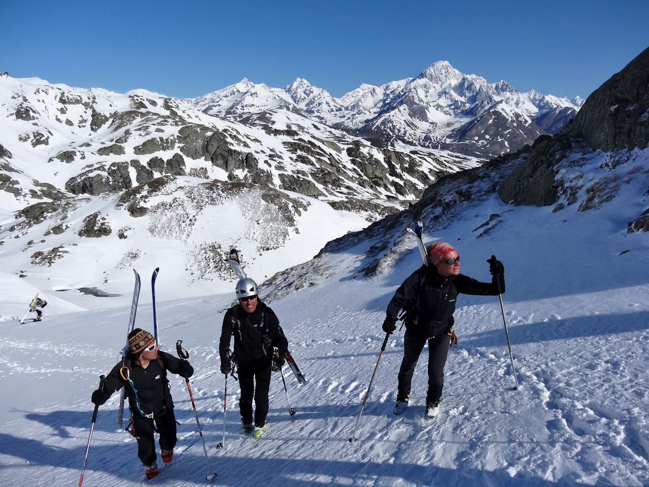 #12 Après un passage raide : Nous conservons les crampons pour rejoindre le premier couloir. Après un passage raide : Nous conservons les crampons pour rejoindre le premier couloir.
