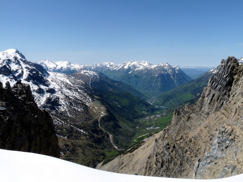 De la crête, vers Vaujany. : Vu sur le vallon de Vaujany depuis la crête, entre Côte Belle et les Aiguillettes.