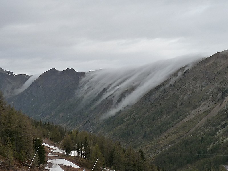 #2 Le brouillard arrive d Le brouillard arrive d'Italie : et descend le long des pentes:ambiance...