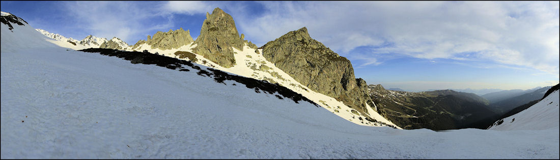 Entrée dans la combe : Le passage des vernes sous le rocher de l'Evèque est passé. Une bonne chose de faite.