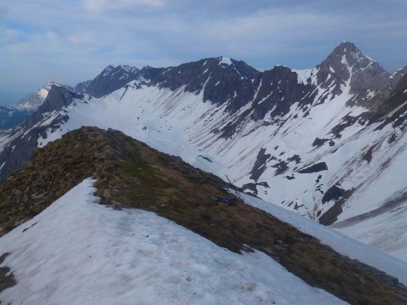 #8 Les 4 Tetes : On déchausse les skis, juste sous le sommet Les 4 Tetes : On déchausse les skis, juste sous le sommet