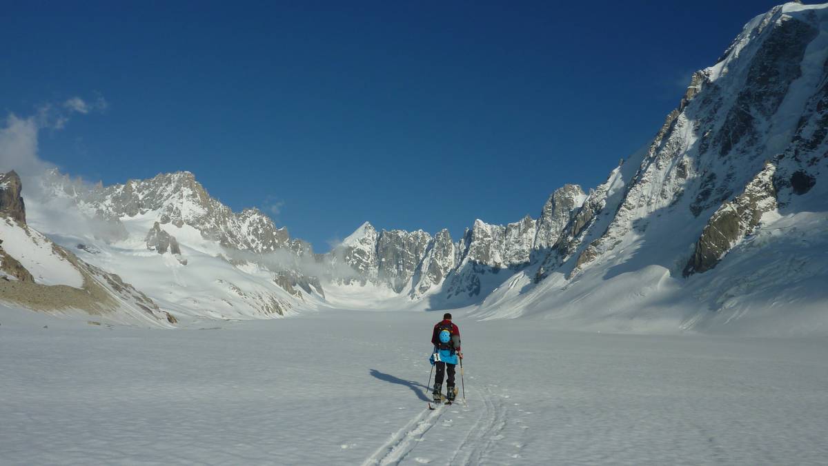 Glacier d'Argentiere : le Dolent tout au fond du bassin