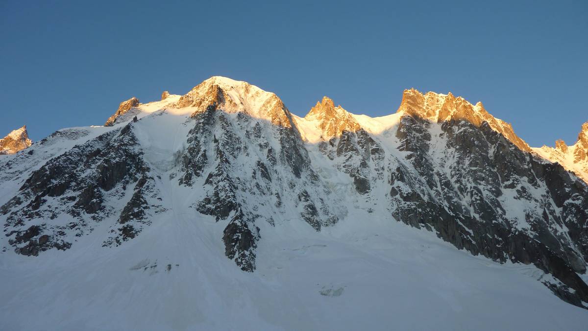 Lever de soleil : les sommets des Courtes et des Droites s'embrasent