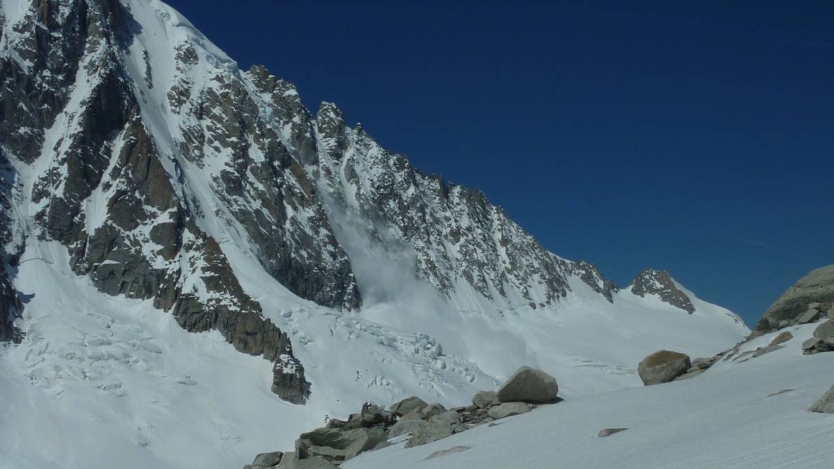 Chute de séracs : monstre avalanche au couloir Cordier à la Verte