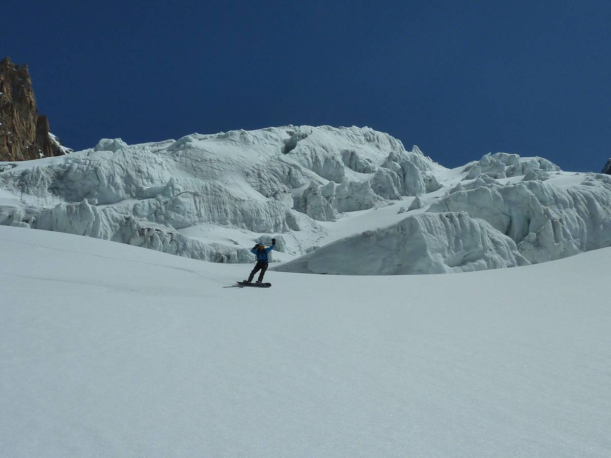 Freerideur : devant les glaçons du glacier des Améthystes