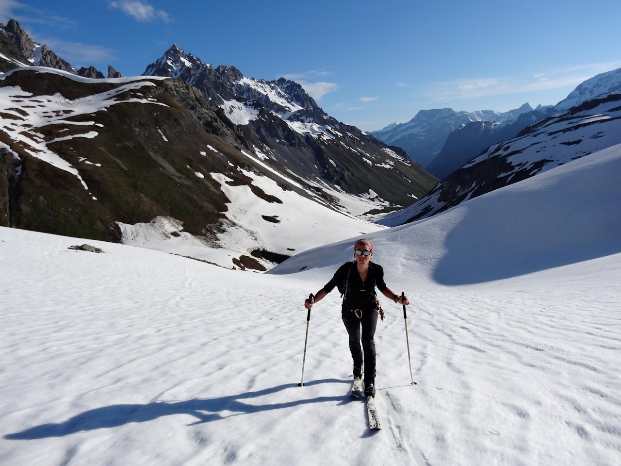 #3 Vers 2200 m : Nous commençons a trouver quelques cm de neige récente. Vers 2200 m : Nous commençons a trouver quelques cm de neige récente.