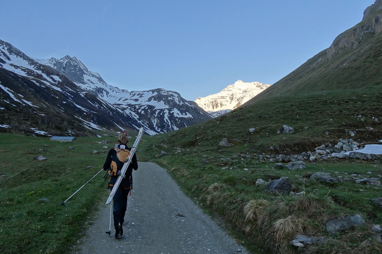 #1 Vallon de Chavière : Une bonne heure de marche d Vallon de Chavière : Une bonne heure de marche d'approche alors que l'objectif est déjà en vue.
