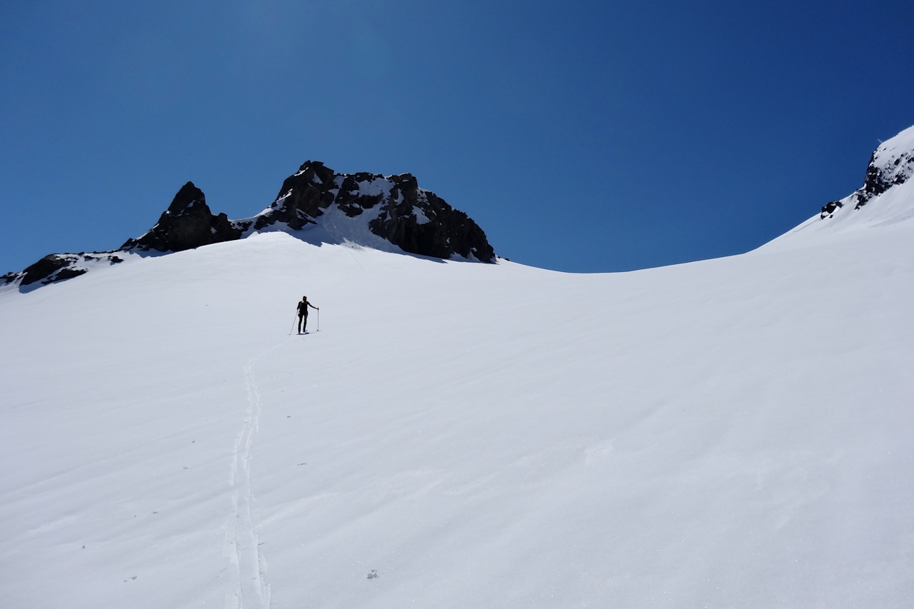 #11 Ici, la neige porte : Avant un passage bien mou dans la grande pente Est qui suit. Ici, la neige porte : Avant un passage bien mou dans la grande pente Est qui suit.