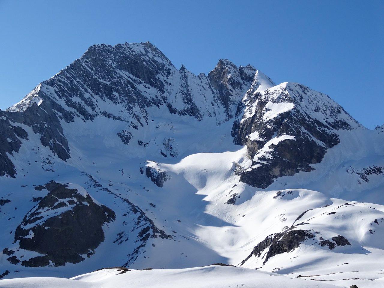 Pointe de l'Echelle (3422 m) : Vue des abords du refuge.