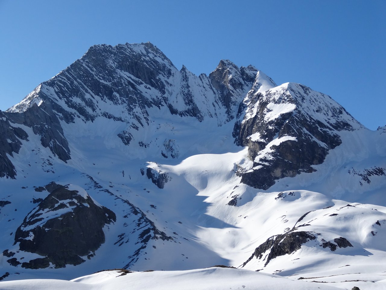 #4 Pointe de l Pointe de l'Echelle (3422 m) : Vue des abords du refuge.