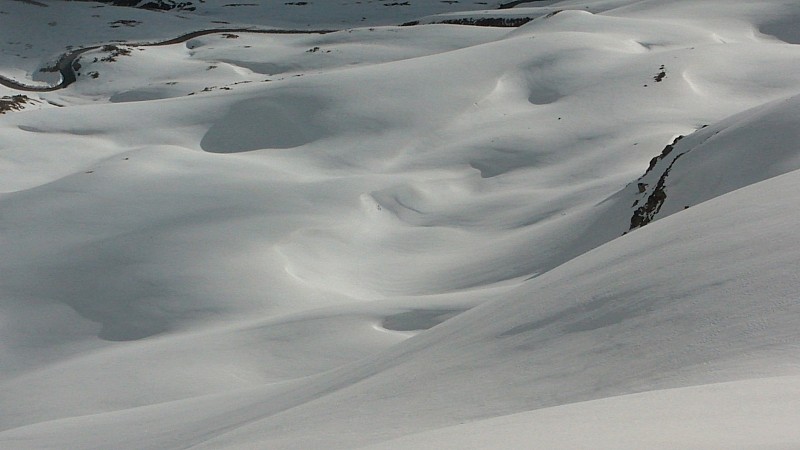 #7 Vers le bas : neige, ombres, route Vers le bas : neige, ombres, route