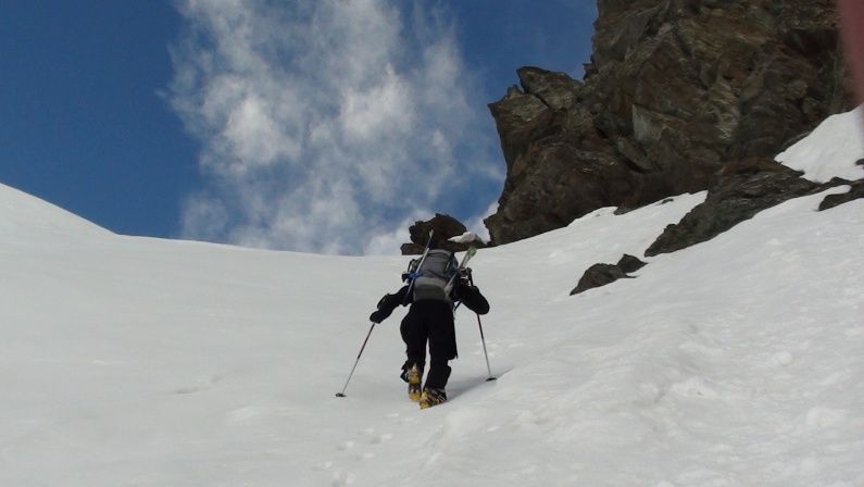 #5 arrivée grand col : Charles finit l arrivée grand col : Charles finit l'escalier, quelques metres agreables, on s'enfonce pas trop, ce ne fût pas toujours le cas...
