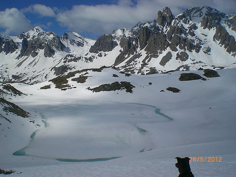 #6 Rocher de la Grande Tempête : On repasse entre les deux lacs, à droite la Pointes des cerces versant Est. Rocher de la Grande Tempête : On repasse entre les deux lacs, à droite la Pointes des cerces versant Est.