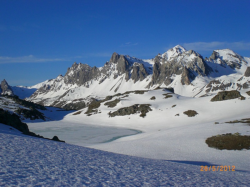 #1 Rocher de la Grande Tempête : Passage près du Lac Long, sur fond de Tête de Casille et de Queyrellin. Rocher de la Grande Tempête : Passage près du Lac Long, sur fond de Tête de Casille et de Queyrellin.