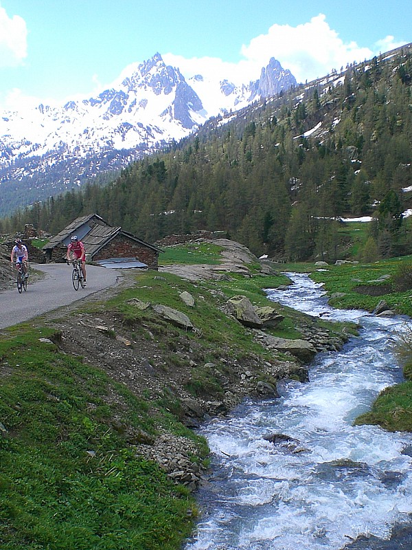 #8 Rocher de la Grande Tempête : Plus de cyclistes que de randonneurs à ski, dans cette haute vallée de la Clarée. Rocher de la Grande Tempête : Plus de cyclistes que de randonneurs à ski, dans cette haute vallée de la Clarée.