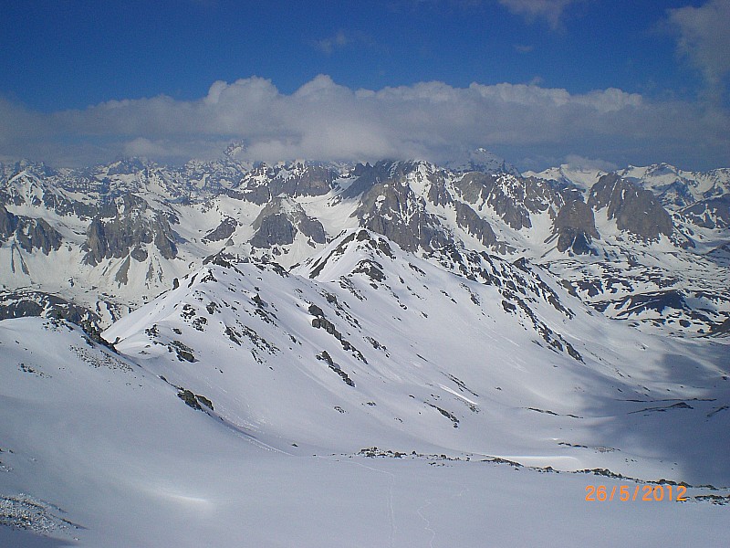 #7 Rocher de la Grande Tempête : Vers l Rocher de la Grande Tempête : Vers l'Ouest, vallon des Muandes, Pointe des Cerces prise dans le nuage.