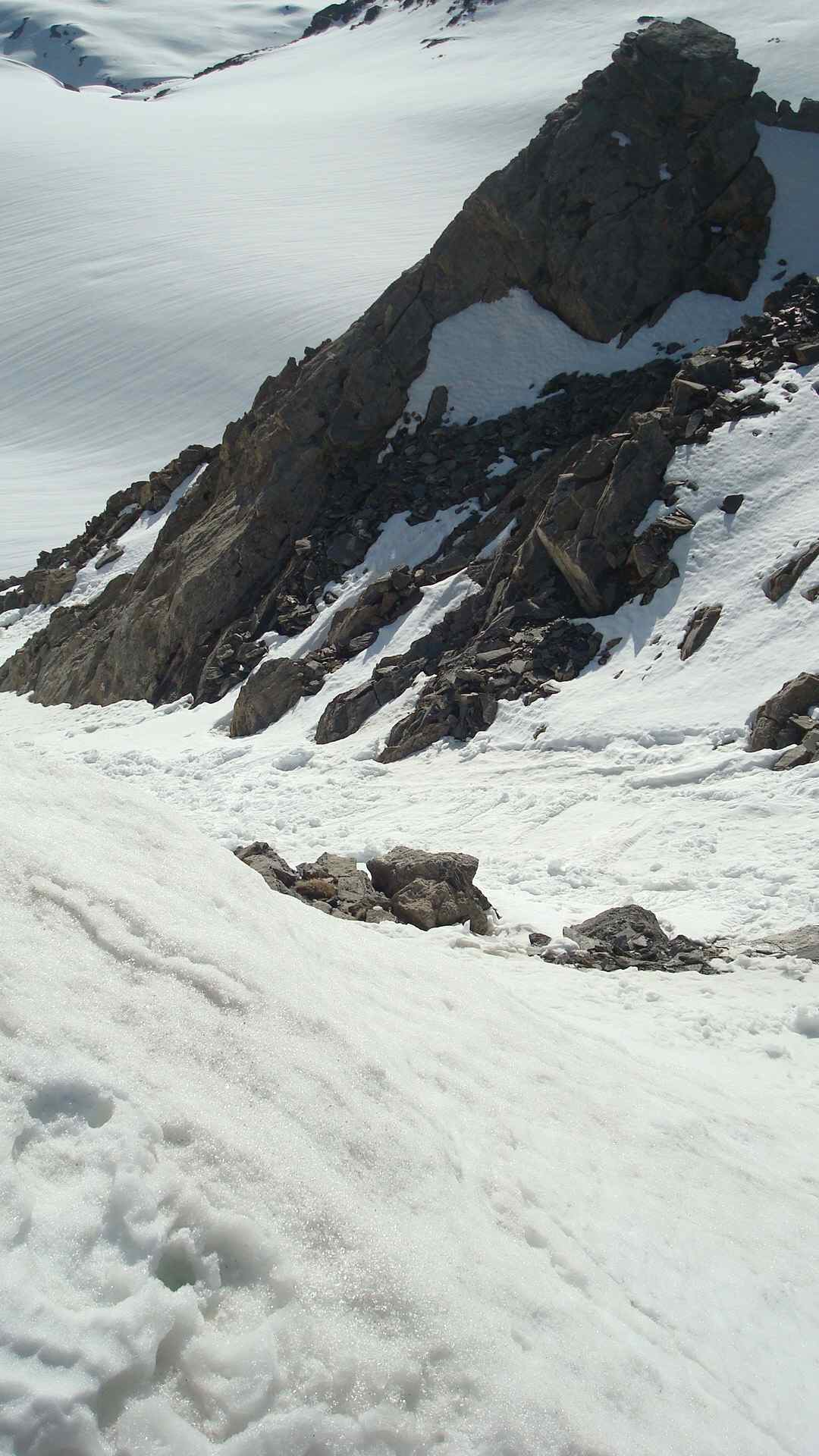#3 Brèche de la ruine : Les cailloux affleurent dans le début de la brèche Brèche de la ruine : Les cailloux affleurent dans le début de la brèche
