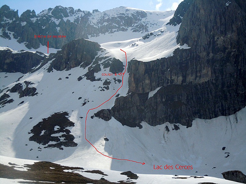 #6 couloir de descente : l couloir de descente : l'itinéraire, vu de l'autre bout du lac.