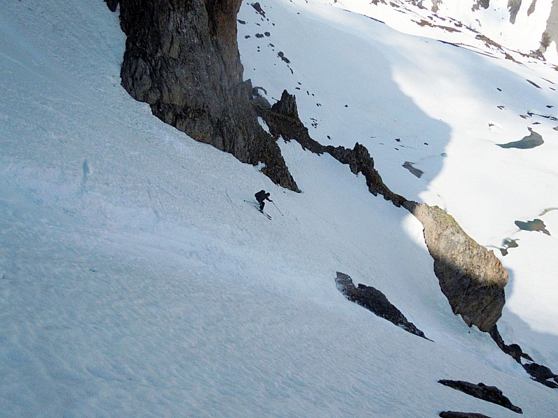 #4 couloir de descente : Eric enchaîne les virages sautés. couloir de descente : Eric enchaîne les virages sautés.