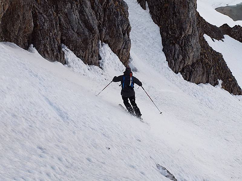 #7 couloir de descente : Pour éviter de reprendre la brèche, on est allé chercher un peu à gauche. couloir de descente : Pour éviter de reprendre la brèche, on est allé chercher un peu à gauche.