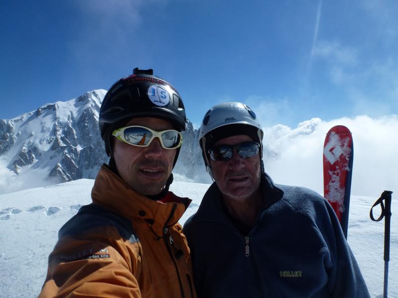 #15 Tête Carré : La cordée du jour, au sommet, avec la W du Mont-blanc en arrière plan Tête Carré : La cordée du jour, au sommet, avec la W du Mont-blanc en arrière plan