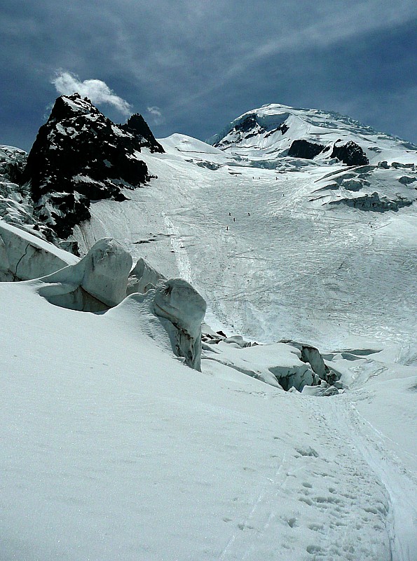 Vue sur la Voie Royale : L'arête N du Dôme du Goûter nous domine, avant notre ascension