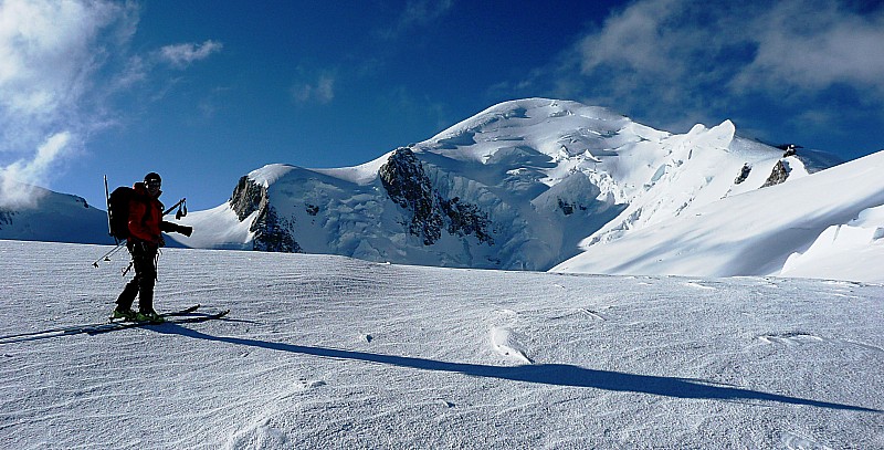 J2: Au Dôme du Goûter : Les nuages viennent de libérer le Mt Blanc. Khara découvre l'objectif avec enthousiasme