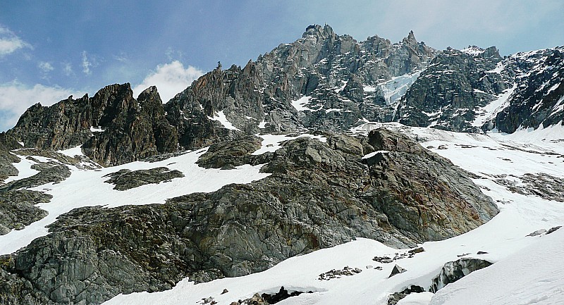 Ambiance rocheuse ... : ... avant le domaine des glaces; l'Aiguille du Midi domine ce secteur