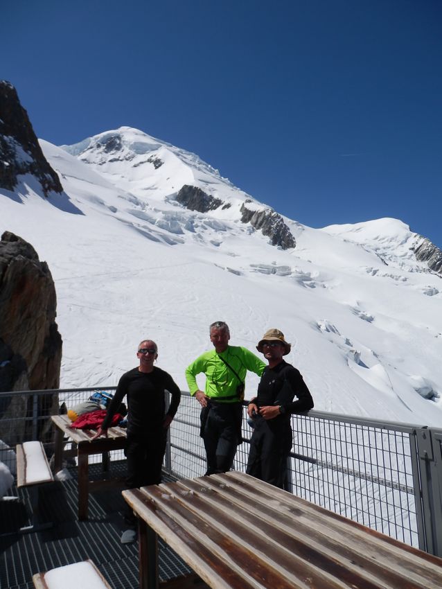 La fine équipe du jour : Au refuge avant une bonne "carbo" afin de reprendre des forces...