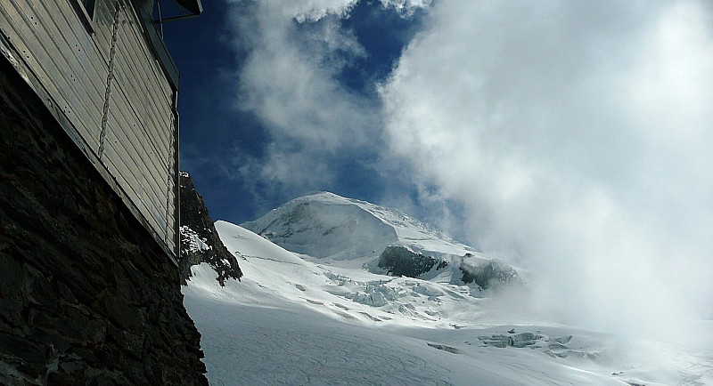 Refuge des Grands Mulets : Les nuages arrivent pour déposer une petite couche de fraîche en début de nuit ...