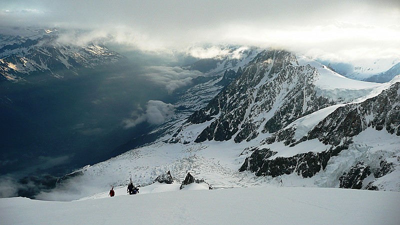 J2: en sortant de l'arête N : Vers 4000m, face N du Dôme du Goûter. Le vent chasse les nuages, ça se lève au bon moment !