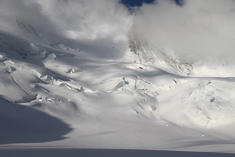 #1 Trace du Nadelhorn : Un groupe trace la face N du Nadelhorn, itinéraire qu Trace du Nadelhorn : Un groupe trace la face N du Nadelhorn, itinéraire qu'on suit jusqu'à 3900m