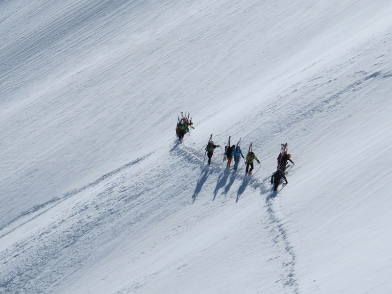 Montée au Maudit : et avec le vent, la trace est déjà recouverte au passage des suivants