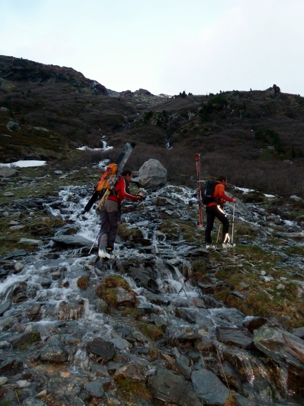 #1 canyoning : Les pieds dans l canyoning : Les pieds dans l'eau, entre deux pluies