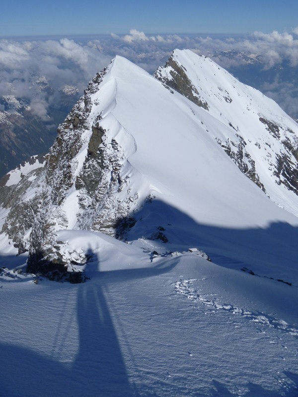 #6 Col des Roches, la corde fixe est visible depuis le monticule de neige au 1er plan Col des Roches, la corde fixe est visible depuis le monticule de neige au 1er plan