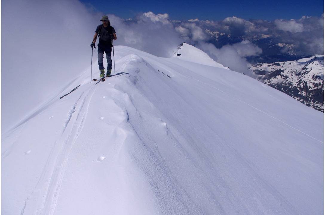 #7 Jib Summit : Arrivée de Jib au sommet, les 2 skis sur la crête. Magique Jib Summit : Arrivée de Jib au sommet, les 2 skis sur la crête. Magique