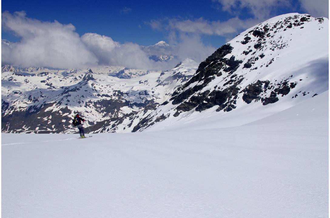 #12 Encore de l Encore de l'ampleur : Nous approchons du Col 3305... les courbes sont toujours larges... mais bientôt il faut remonter à la Pointe des Mines, dans une face qui a chauffé...