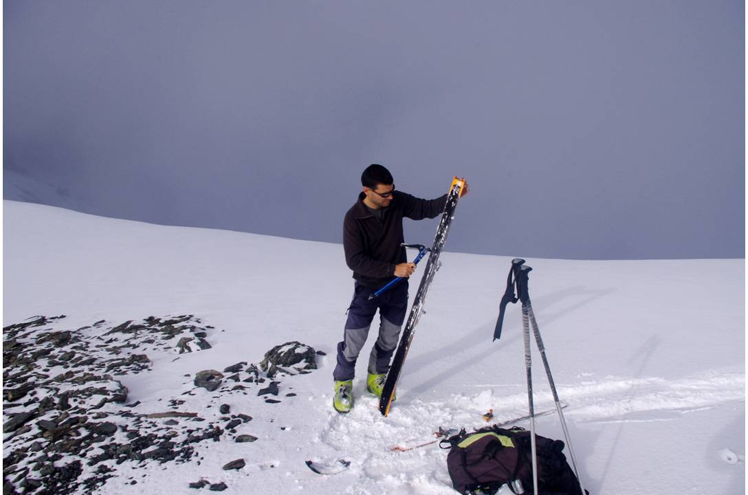 #1 Les bottes de 7 lieues : Au Col des Mines... Jib cherche à éliminer au piolet... les bottes de neige occasionnées dans la difficile montée du grand panneau... constitué sur 500 m de grésil fin, sur plaque de regel humide... Les bottes de 7 lieues : Au Col des Mines... Jib cherche à éliminer au piolet... les bottes de neige occasionnées dans la difficile montée du grand panneau... constitué sur 500 m de grésil fin, sur plaque de regel humide...