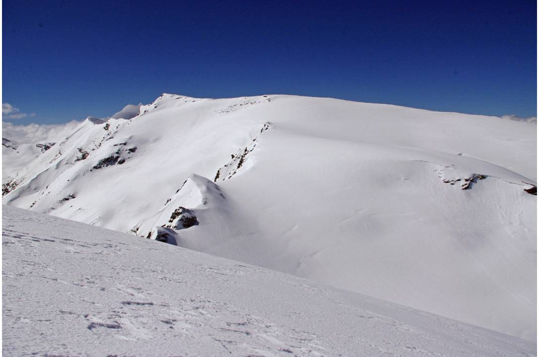 #6 Les Plattes en vis-à-vis : Depuis la Pointe des Mines, les glaciers supérieurs des Balme et le sommet des Plattes, remis à blanc... attirent! Les Plattes en vis-à-vis : Depuis la Pointe des Mines, les glaciers supérieurs des Balme et le sommet des Plattes, remis à blanc... attirent!