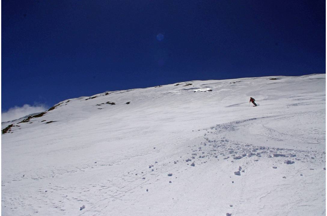 1ères courbes : Grand et beau moment de ski, en larges courbes sur un glacier recouvert de 5 cm de fraiche, sur fond dur impeccable... le ski d'altitude dans sa splendeur.