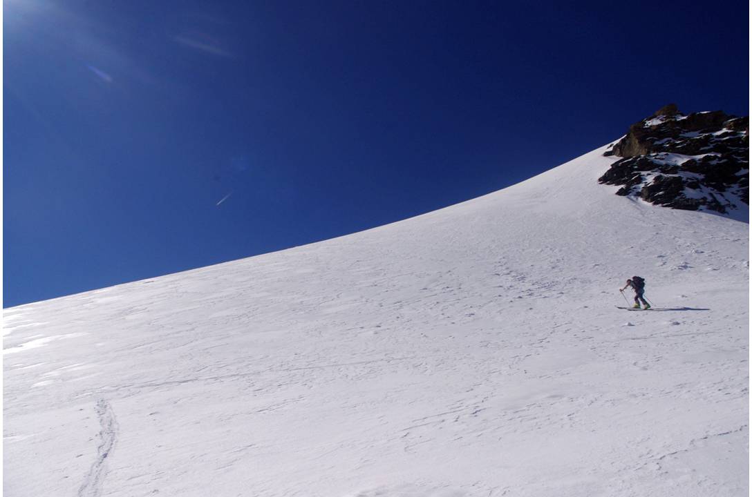 #5 Ressaut à la Pte des Mines : Le ressaut nord de la Pointe des Mines se contourne en allant chercher à gauche le glacier italien... les lignes fuient. Ressaut à la Pte des Mines : Le ressaut nord de la Pointe des Mines se contourne en allant chercher à gauche le glacier italien... les lignes fuient.