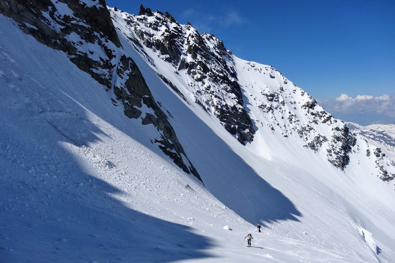 Entre ombre et lumière : Au pied de raides pentes Nord.