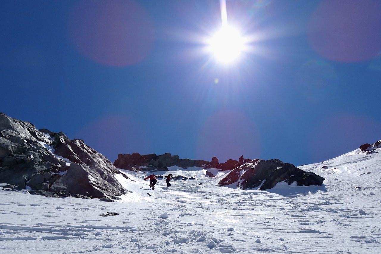 Aller-retour au sommet : En crampons sur une neige vitrifiée.