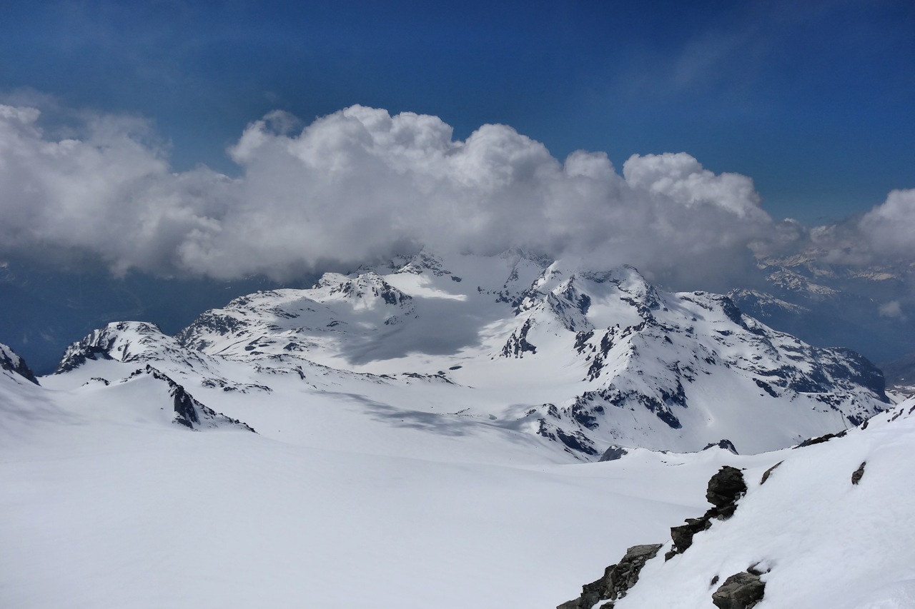 Vue vers le Sud : Les cumulus sur les Pointes Rénod et la Pointe du Bouchet.